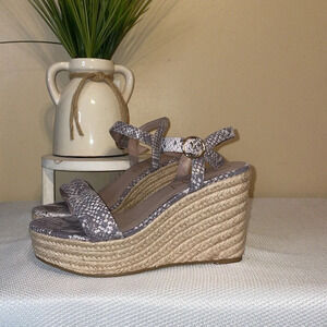 Deltan women’s wedge 9.5  Everly espadrille snake metallic cream sandal heels